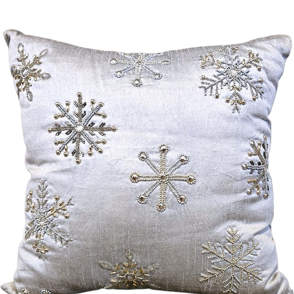 Silky Snowflake Throw Pillow Silver Gold Beaded 16"x16" Made In India Holiday - Picture 1 of 11